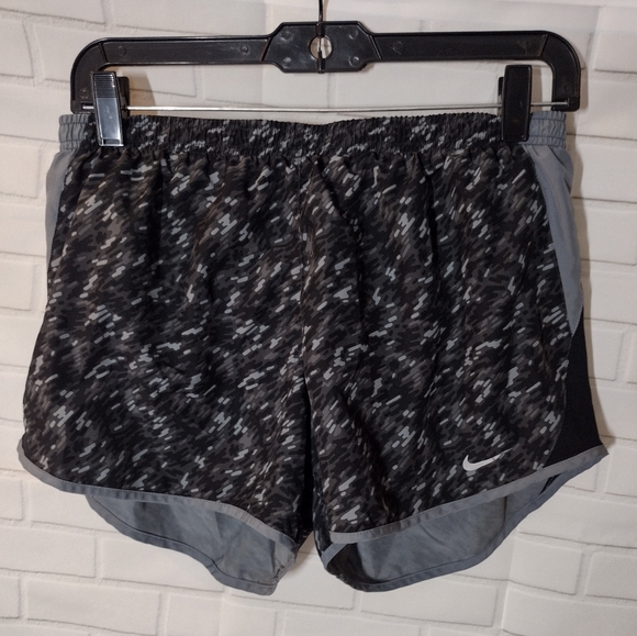 Nike Dri-Fit Gray Patterned Workout Jogger Shorts - Picture 4 of 10